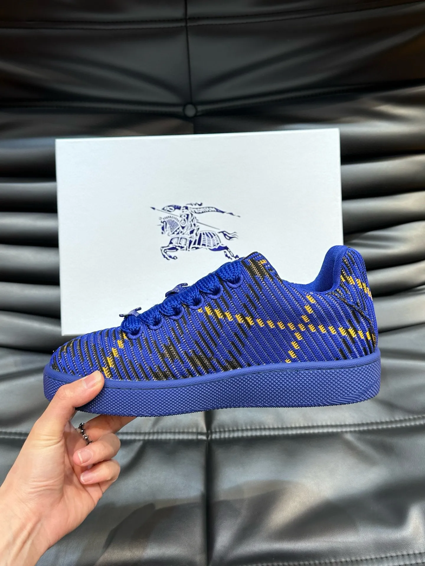 Factory price: 458💰Burberry Box series👫 Thick-soled casual sports shoes for couples, cool sneakers and bread shoes, purchased and developed from the original version, the top version of Box series sports shoes, made of original plaid/knitted fabric, embellished with EKD embossing. Made of mesh lining, the laces are decorated with metal coils, the rubber sole is decorated with the Burberry letter logo, and the original molded 3.5CM two-color T men's shoe 💰U outsole! Code number: 35-45 (35-45 customized)